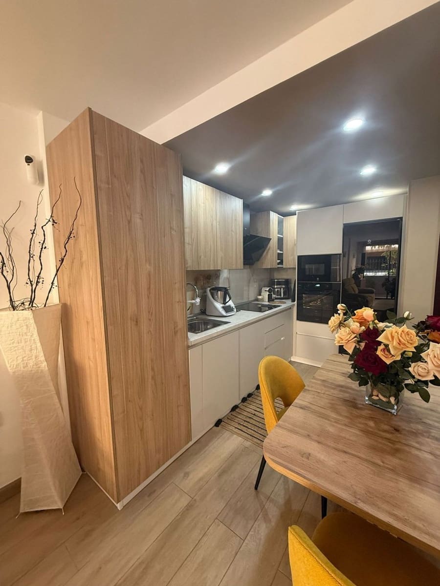 2 soverom Leilighet til salgs i Adeje med svømmebasseng garasje - € 365 000 (Ref: 9081130)