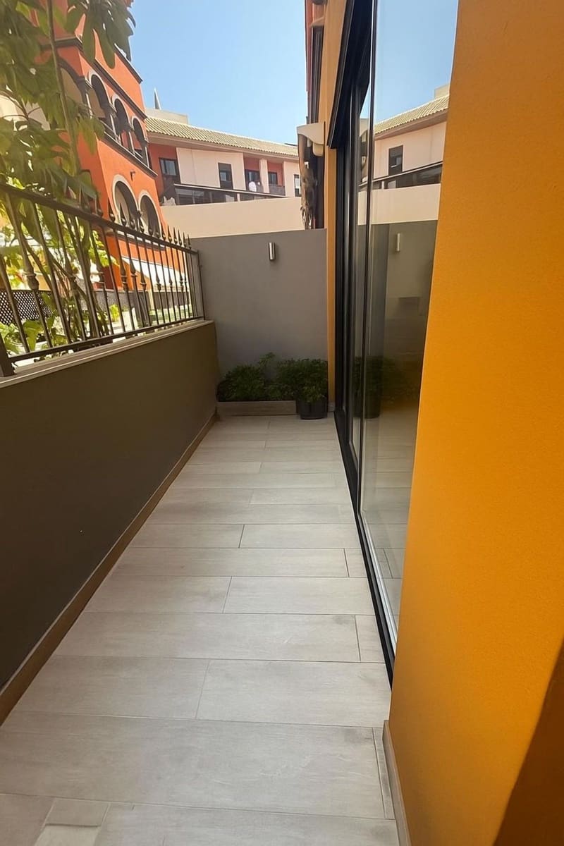 2 soverom Leilighet til salgs i Adeje med svømmebasseng garasje - € 365 000 (Ref: 9081130)