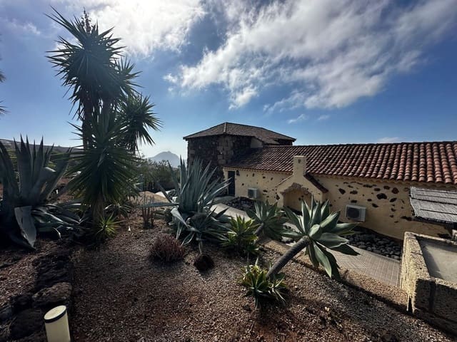 4 bedroom Finca/Country House for sale in Arona with pool garage - € 800,000 (Ref: 9204166)