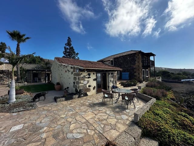 4 bedroom Finca/Country House for sale in Arona with pool garage - € 800,000 (Ref: 9204166)