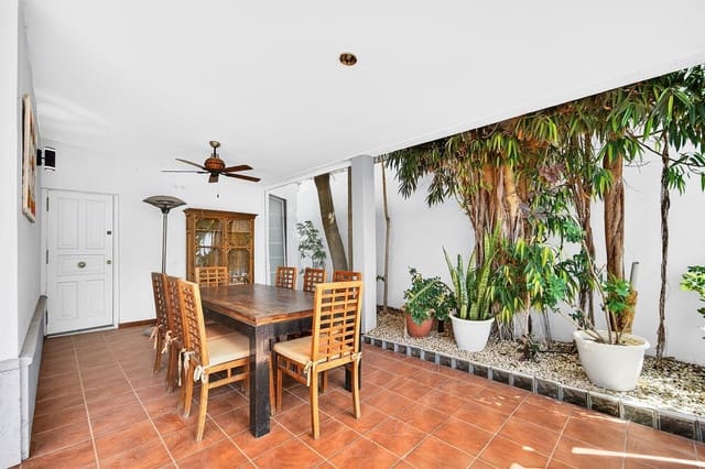 5 makuuhuone Huvila myytävänä paikassa Los Cristianos, Arona mukana uima-altaan 
autotalli - 1 790 000 € (Ref: 9697956)