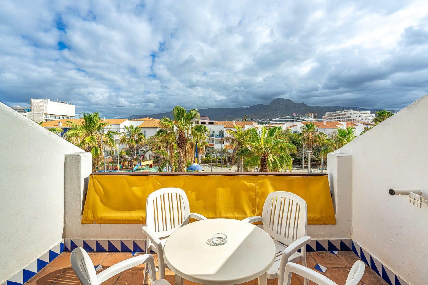 Leilighet til salgs i Playa de las Americas med svømmebasseng garasje - € 305 000 (Ref: 9780003)