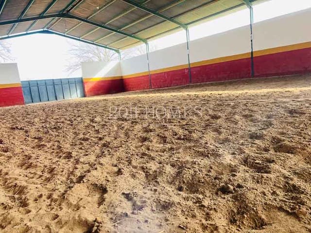 Commercial for sale in La Roda de Andalucía with garage - € 495,000 (Ref: 8305979)