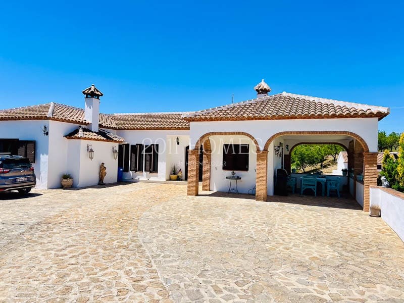 8 soveværelse Finca/Landehus til salg i Loja med swimmingpool garage - € 695.000 (Ref: 8348444)