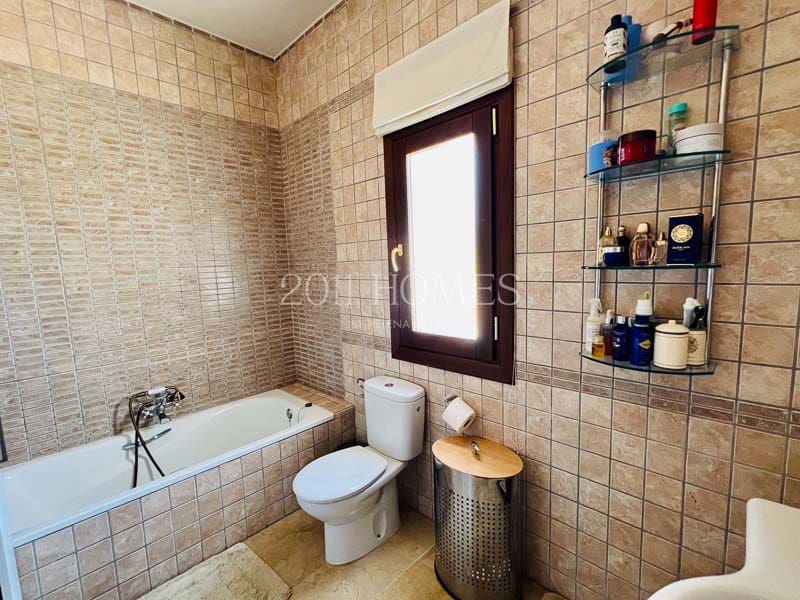 8 soveværelse Finca/Landehus til salg i Loja med swimmingpool garage - € 695.000 (Ref: 8348444)