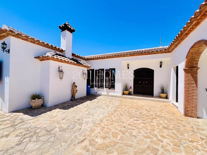 8 soveværelse Finca/Landehus til salg i Loja med swimmingpool garage - € 695.000 (Ref: 8348444)