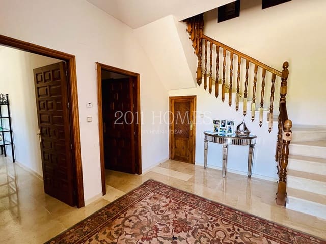 8 soveværelse Finca/Landehus til salg i Loja med swimmingpool garage - € 695.000 (Ref: 8348444)