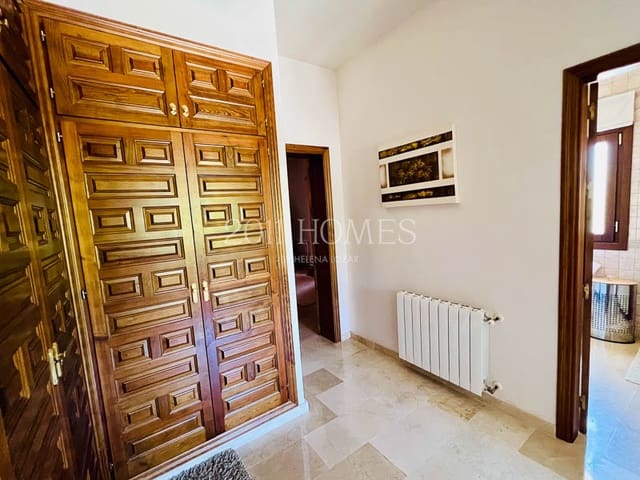 8 soveværelse Finca/Landehus til salg i Loja med swimmingpool garage - € 695.000 (Ref: 8348444)