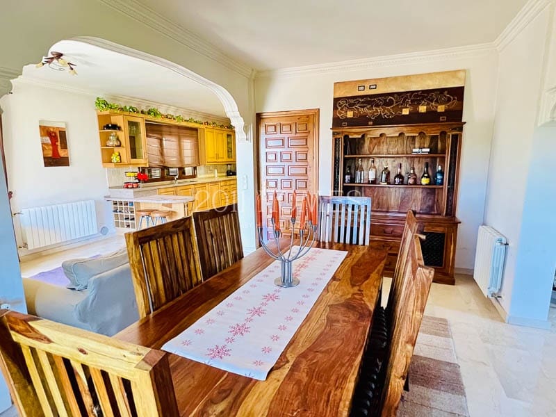 8 soveværelse Finca/Landehus til salg i Loja med swimmingpool garage - € 695.000 (Ref: 8348444)