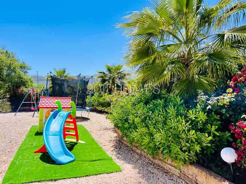 8 soveværelse Finca/Landehus til salg i Loja med swimmingpool garage - € 695.000 (Ref: 8348444)