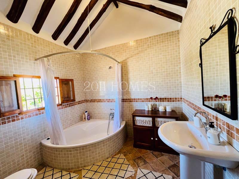 8 soveværelse Finca/Landehus til salg i Loja med swimmingpool garage - € 695.000 (Ref: 8348444)