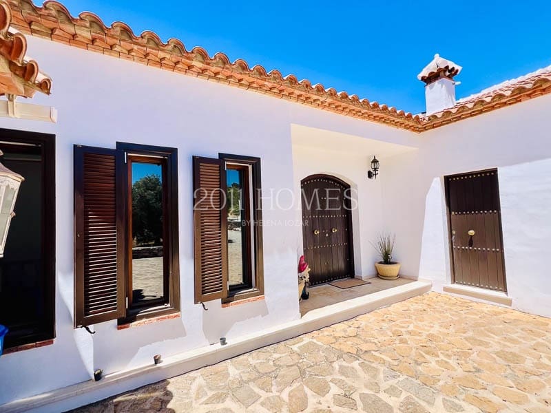 8 soveværelse Finca/Landehus til salg i Loja med swimmingpool garage - € 695.000 (Ref: 8348444)