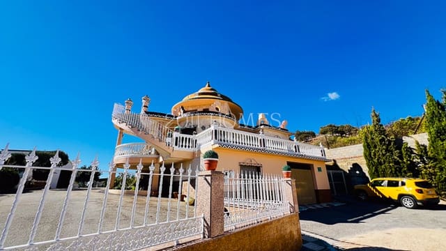 4 bedroom Villa for sale in Loja with garage - € 380,000 (Ref: 9626498)