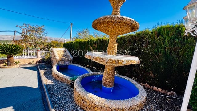 4 bedroom Villa for sale in Loja with garage - € 380,000 (Ref: 9626498)