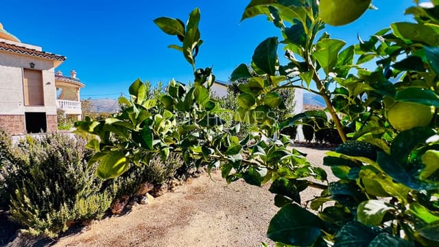 4 bedroom Villa for sale in Loja with garage - € 380,000 (Ref: 9626498)