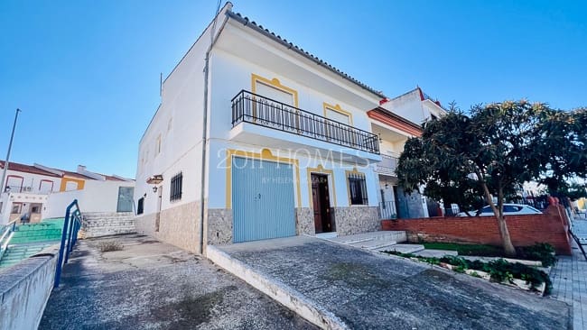 4 bedroom Townhouse for sale in Campillos with garage - € 195,000 (Ref: 9687585)