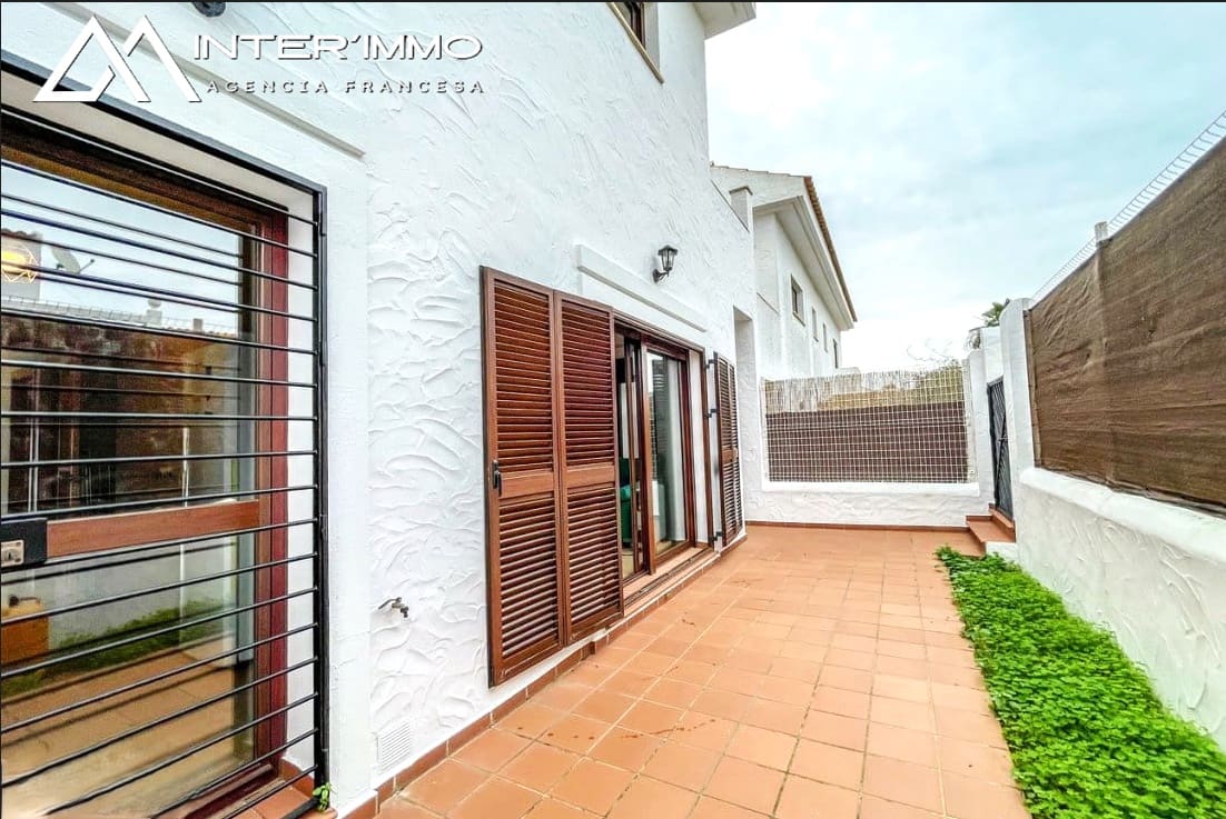 4 bedroom Townhouse for sale in Villablanca with pool garage - € 180,000 (Ref: 9472920)