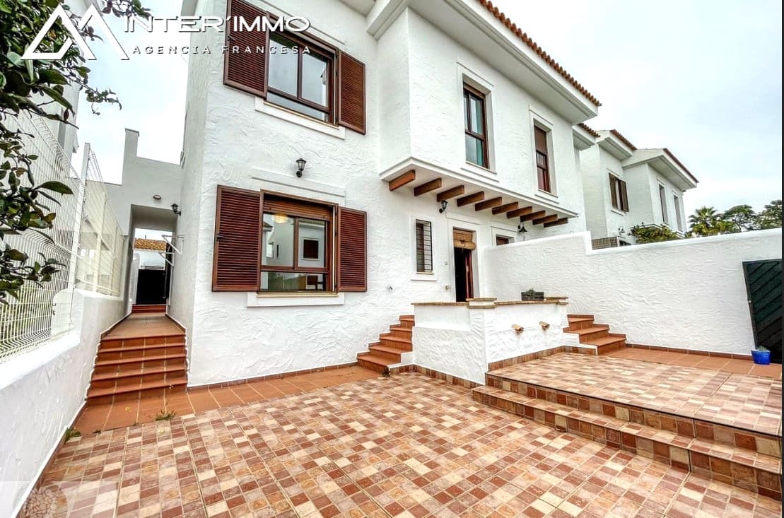 4 bedroom Townhouse for sale in Villablanca with pool garage - € 180,000 (Ref: 9472920)