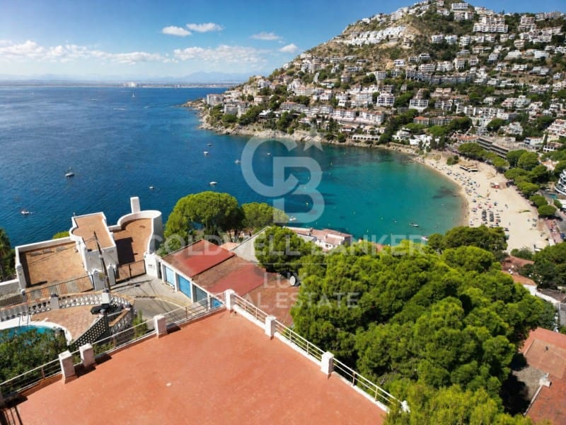 6 bedroom Villa for sale in Roses with garage - € 849,000 (Ref: 10040746)