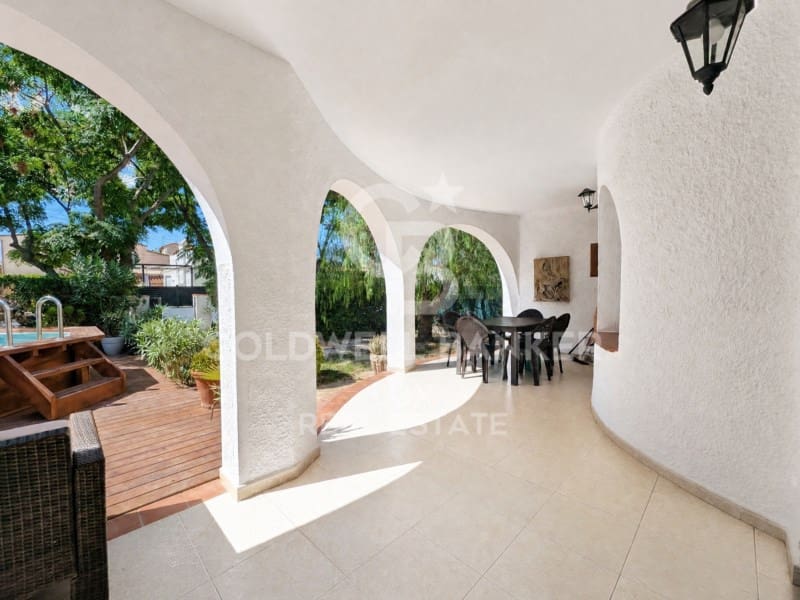 5 soverom Villa til salgs i Empuriabrava med svømmebasseng garasje - € 550 000 (Ref: 10054895)