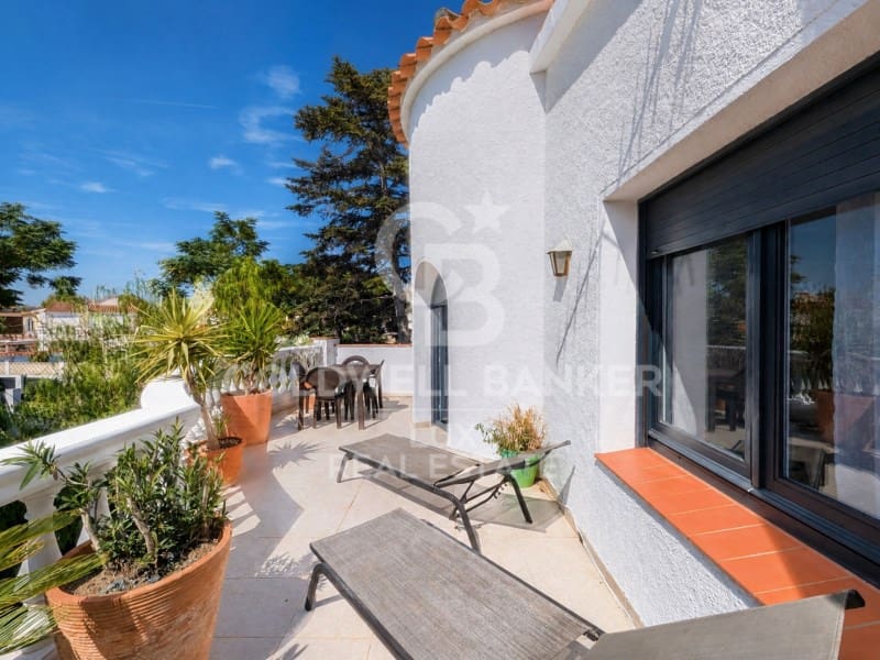 5 soverom Villa til salgs i Empuriabrava med svømmebasseng garasje - € 550 000 (Ref: 10054895)