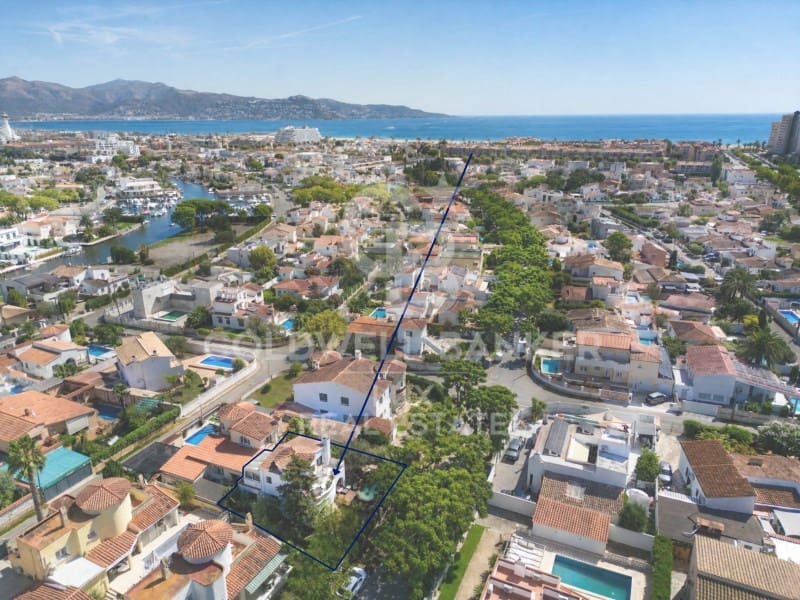 5 soverom Villa til salgs i Empuriabrava med svømmebasseng garasje - € 550 000 (Ref: 10054895)