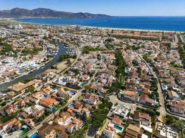 5 slaapkamer Villa te koop in Empuriabrava, Castelló d'Empúries met zwembad garage - € 550.000 (Ref: 10054895)