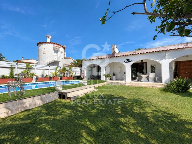 4 bedroom Villa for sale in Empuriabrava with pool garage - € 743,000 (Ref: 10061690)