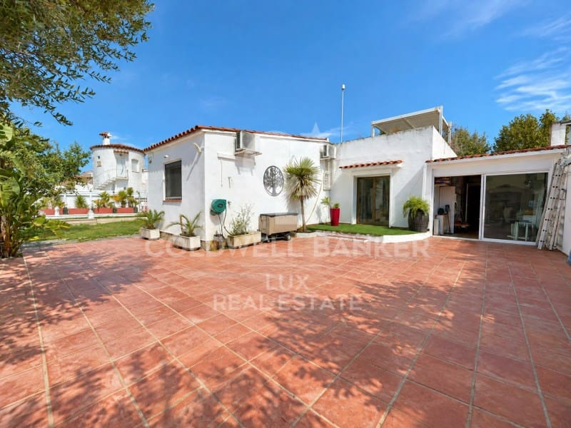 4 bedroom Villa for sale in Empuriabrava with pool garage - € 743,000 (Ref: 10061690)