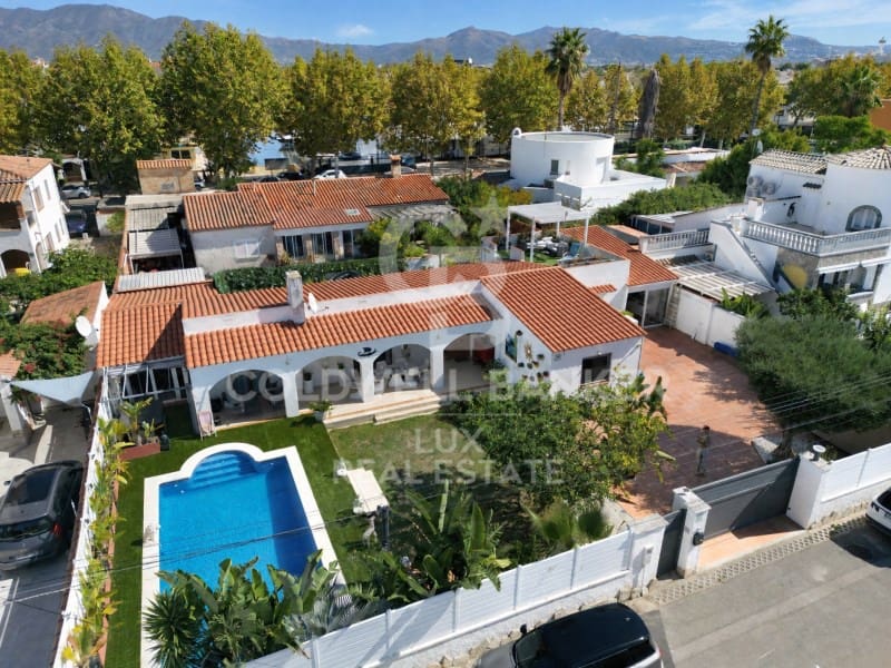 4 bedroom Villa for sale in Empuriabrava with pool garage - € 743,000 (Ref: 10061690)