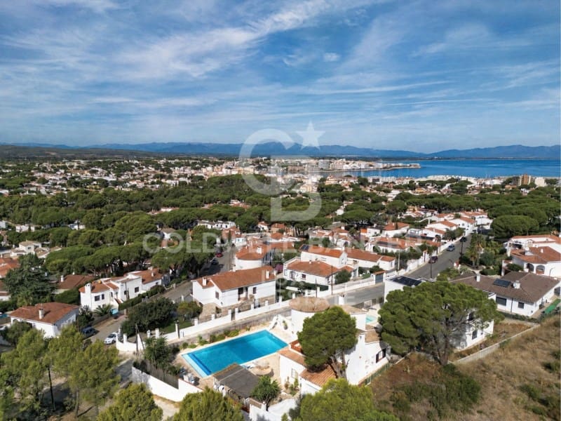4 bedroom Villa for sale in L'Escala with pool garage - € 590,000 (Ref: 10098293)