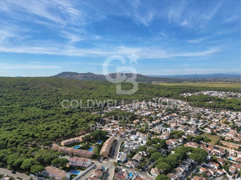4 bedroom Villa for sale in L'Escala with pool garage - € 590,000 (Ref: 10098293)