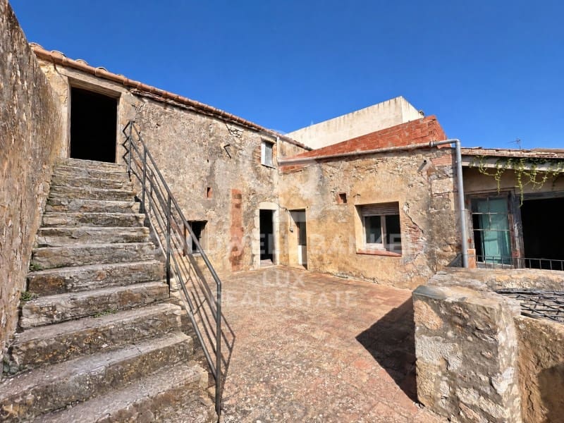 9 soveværelse Byhus til salg i Bellcaire d'Emporda - € 395.000 (Ref: 10171215)