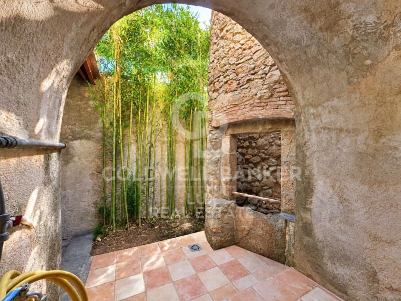 9 soveværelse Byhus til salg i Bellcaire d'Emporda - € 395.000 (Ref: 10171215)