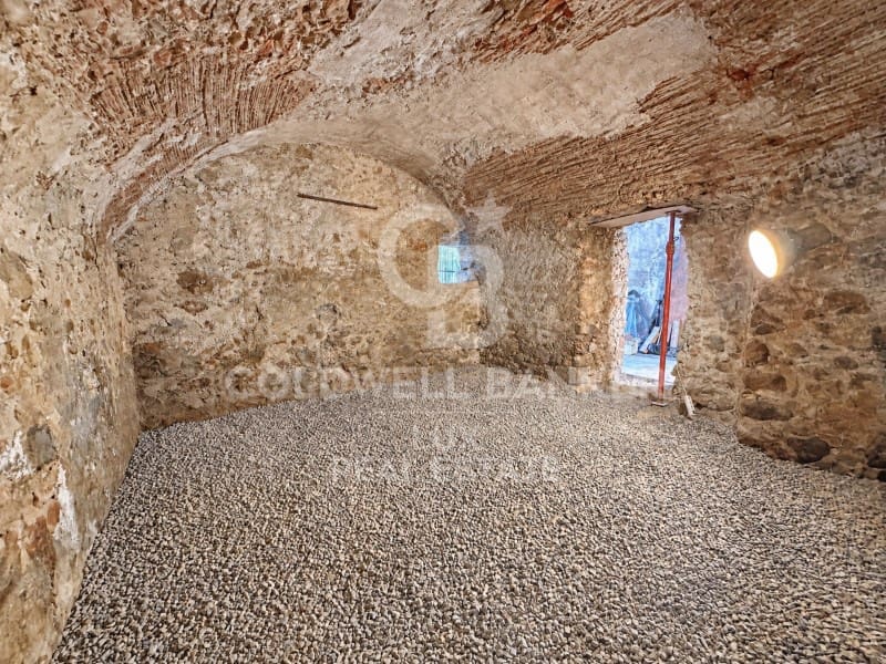 9 soveværelse Byhus til salg i Bellcaire d'Emporda - € 395.000 (Ref: 10171215)