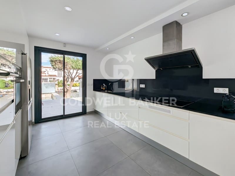 5 soveværelse Villa til salg i Empuriabrava med swimmingpool garage - € 1.199.000 (Ref: 7652615)