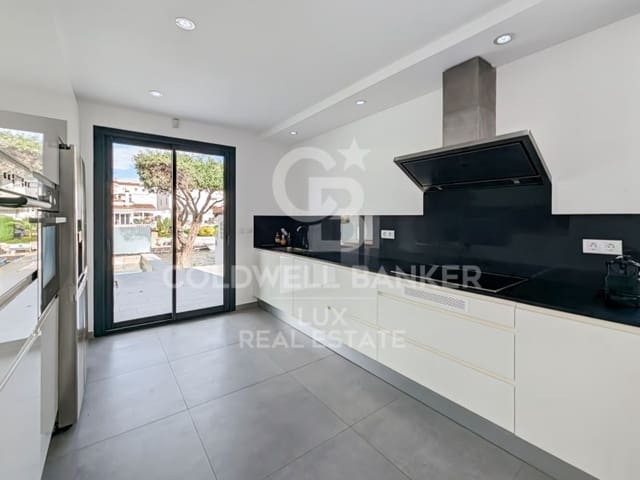 5 bedroom Villa for sale in Empuriabrava, Castelló d'Empúries with pool garage - € 1,199,000 (Ref: 7652615)