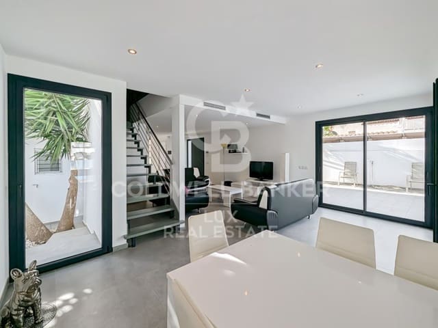 5 bedroom Villa for sale in Empuriabrava, Castelló d'Empúries with pool garage - € 1,199,000 (Ref: 7652615)