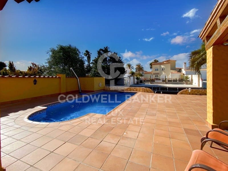 7 soveværelse Villa til salg i Empuriabrava med garage - € 950.000 (Ref: 7652617)