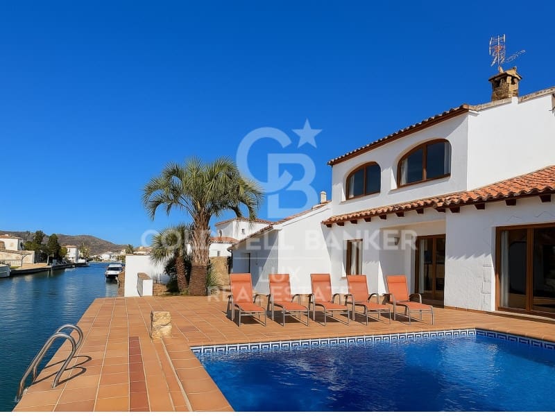 7 soveværelse Villa til salg i Empuriabrava med garage - € 950.000 (Ref: 7652617)