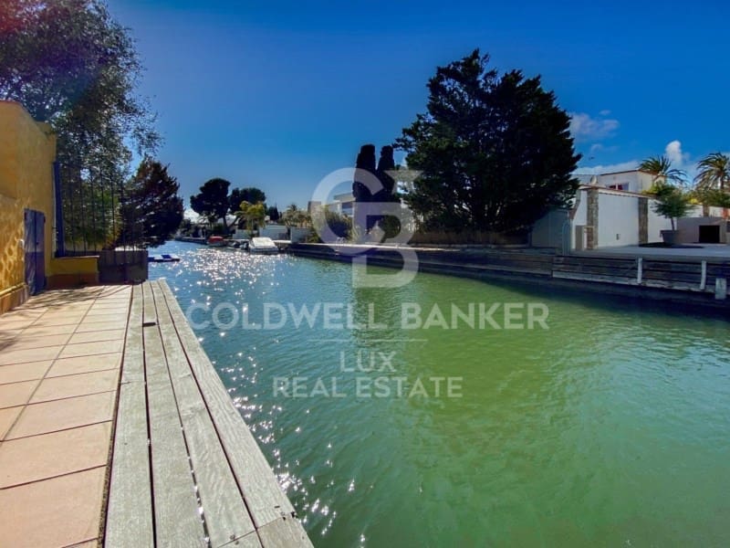 7 soveværelse Villa til salg i Empuriabrava med garage - € 950.000 (Ref: 7652617)