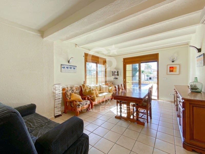 7 soveværelse Villa til salg i Empuriabrava med garage - € 950.000 (Ref: 7652617)