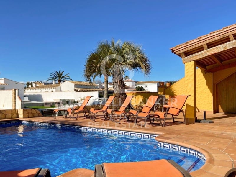 7 soveværelse Villa til salg i Empuriabrava med garage - € 950.000 (Ref: 7652617)