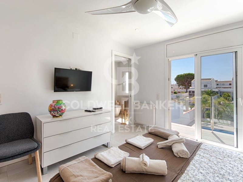 3 bedroom Villa for sale in Empuriabrava with pool garage - € 990,000 (Ref: 7700970)