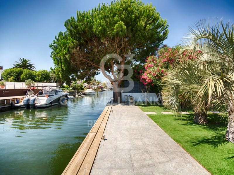 3 bedroom Villa for sale in Empuriabrava with pool garage - € 990,000 (Ref: 7700970)