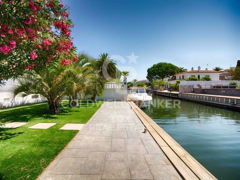 3 bedroom Villa for sale in Empuriabrava with pool garage - € 990,000 (Ref: 7700970)