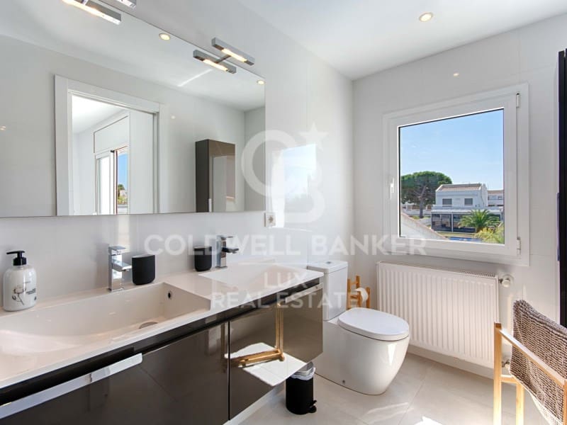 3 bedroom Villa for sale in Empuriabrava with pool garage - € 990,000 (Ref: 7700970)