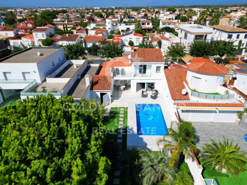 3 bedroom Villa for sale in Empuriabrava with pool garage - € 990,000 (Ref: 7700970)