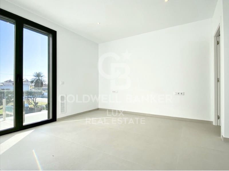 4 bedroom Townhouse for sale in Empuriabrava with pool - € 695,000 (Ref: 7839996)