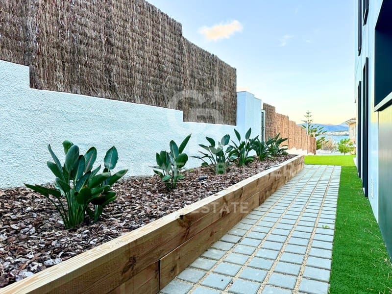 5 quarto Moradia para venda em Llanca com piscina garagem - 1 275 000 € (Ref: 7992038)